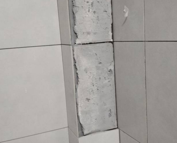 北碚瓷砖空鼓维修公司分享下瓷砖施工前基层浇水润湿程度不足，可能导致以下问题